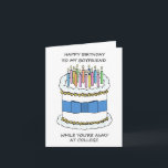 Happy Birthday Boyfriend Away bei der Uni Karte<br><div class="desc">Ein schlichtes Bild eines weißen Geburtstagskuchens mit blauem Bogen und mehrfarbigen Kerzen. Das Bild wird begleitet von den Worten "Glücklich zum Geburtstag für meinen Freund,  während du in der Uni weg bist". Das Bild ist ein Set auf weißem Hintergrund.</div>