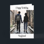 Happy Birthday Boyfriend | Hängebänder für Doppelh Karte<br><div class="desc">Personalisierte Geburtstagskarte. Ai generierte Menschen,  die Händchen in der Liebe halten,  gehen hinunter und urbane Gassen.</div>