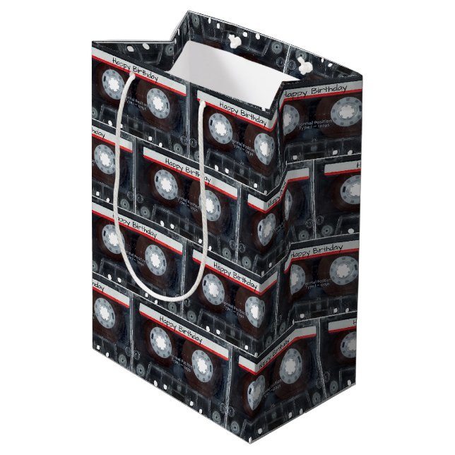 Happy Birthday Cassette Tape Mittlere Geschenktüte (Rückseite Schrägansicht)