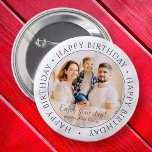 Happy Birthday | Classic Simple Custom Foto Button<br><div class="desc">Dieses einfache und klassische Design besteht aus Serifentypografie und fügt ein benutzerdefiniertes Foto hinzu. Benutzen Sie diesen Aufkleber als Geschenkmarke für das Geschenk zum Geburtstagsfeiern, </div>