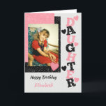 Happy Birthday Daughter rosa und schwarzes Foto Karte<br><div class="desc">Herzlichen Glückwunsch zur Geburtstagstochter. Ersetzen Sie das Foto durch Ihr eigenes und fügen Sie einen Namen und eine Nachricht hinzu. In Rosa und Schwarz dekoriert,  mit Liebe Herz. Wir sind so stolz,  dich unsere Tochter nennen zu können.</div>