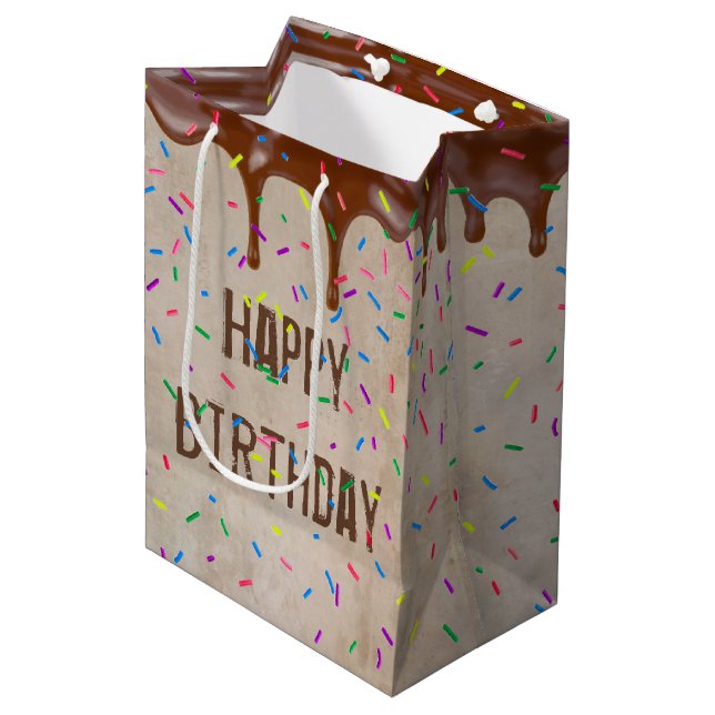Happy Birthday Dripping Chocolate Icing Mittlere Geschenktüte (Vorderseite Schrägansicht)