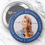 Happy Birthday Einfach Preppy Modern Custom Foto Button<br><div class="desc">Dieses einfache und moderne Design besteht aus Serifentypografie und fügt ein individuelles Foto hinzu.</div>