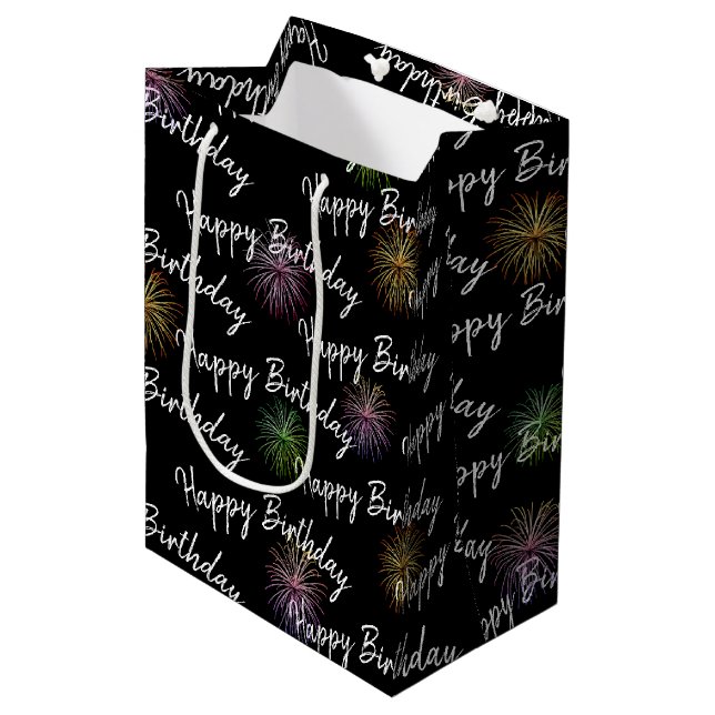 Happy Birthday Feuerwerk auf schwarz Mittlere Geschenktüte (Vorderseite Schrägansicht)
