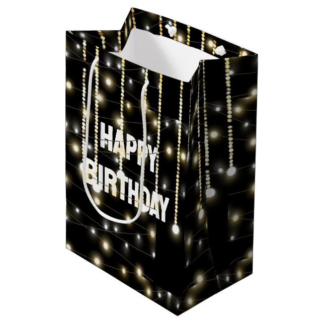 Happy Birthday funkelnde Lichter auf schwarz Mittlere Geschenktüte (Vorderseite Schrägansicht)
