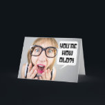Happy Birthday Funny Lady schockiert über Alter Feiertagskarte<br><div class="desc">Diese Dame ist schockiert vom Alter des Empfängers und verkündet: "Du siehst fantastisch aus". Eine lustige Art,  jemanden zu beglückwünschen,  wie gut sie in ihrem Alter aussehen,  wenn Sie ihnen einen guten Geburtstag wünschen.</div>