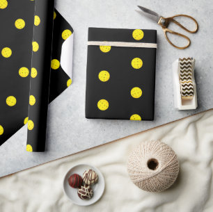 Happy Birthday Gelben Pickleballs auf schwarz Geschenkpapier