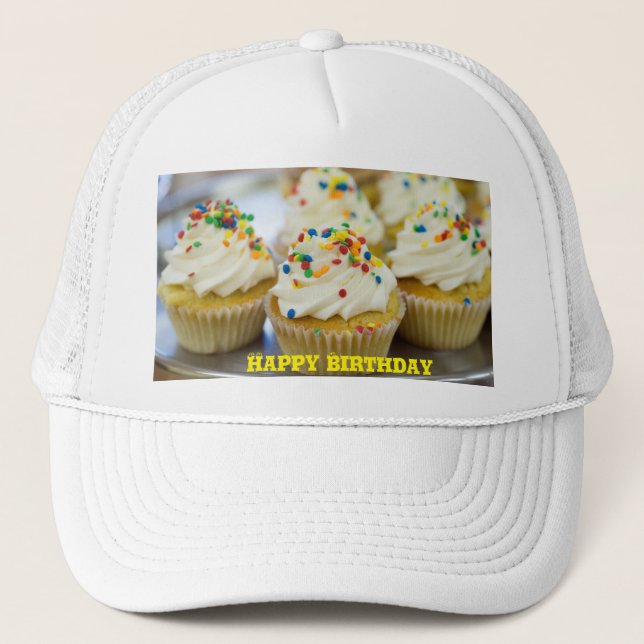 Happy Birthday Gelber Text Fünf kleine Kuchen Crea Truckerkappe (Vorderseite)