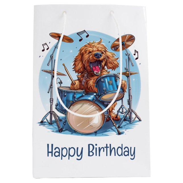Happy Birthday Goldendoodle Dog Playing Drums Mittlere Geschenktüte (Vorderseite)