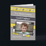 Happy Birthday Grandson, graues und gelbes Foto Karte<br><div class="desc">Personalisieren Sie diese Geburtstagskarte für Ihren in Grau,  Gelb und Schwarz designten Enkel Fügen Sie seinen Namen Happy Birthday Zu einem besonderen Grandson Einen schönen Tag</div>