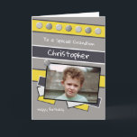 Happy Birthday Grandson, graues und gelbes Foto Karte<br><div class="desc">Personalisieren Sie diese Geburtstagskarte für Ihren in Grau,  Gelb und Schwarz designten Enkel Fügen Sie seinen Namen Happy Birthday Zu einem besonderen Grandson Einen schönen Tag</div>