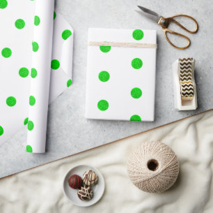 Happy Birthday Green Pickleballs auf Weiß Geschenkpapier