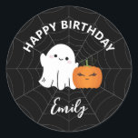 Happy Birthday Halloween Kids Party Runder Aufkleber<br><div class="desc">Happy Geburtstag Halloween Kids Party Classic Round Sticker mit Geist,  Kürbis und Spinnennetz. Personalisieren Sie diese mit Ihren Informationen oder bearbeiten Sie sie weiter für Schriftart oder Größe im Design-Tool.</div>
