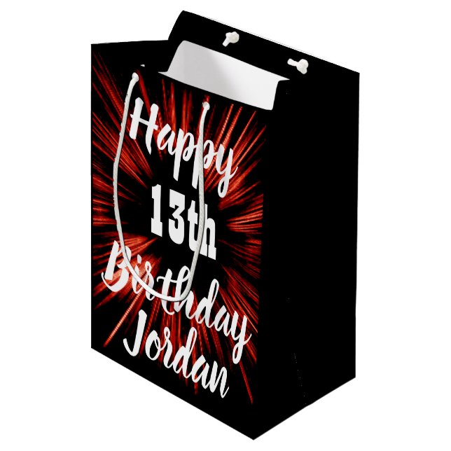 Happy Birthday JA AGE 13. Mittlere Geschenktüte (Vorderseite Schrägansicht)