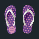 Happy Birthday Kids Flip Flops (Lila & pink)<br><div class="desc">Alles Gute zum Geburtstag...  im Vintagen Stil...  Lila Hintergrund mit rosa Polka-Punkten...  rosa Mittelkreis mit lila Schrift.. Lavendelakzente...  Eine tolle kleine Geschenkidee...  zum Geburtstag.. besonders für die Mädels...  und ein Sommer,  der für den Outdoorspass unverzichtbar ist...  perfekt für ein Party zum Geburtstag... </div>