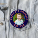 Happy Birthday Kids Foto | Blauer Name Button<br><div class="desc">Dieses personalisierte Geburtstagsknöpfchen-Abzeichen bietet ein niedliches Foto Ihres kleinen Mädchens und "Happy Birday" um die Ecke. Um die Nachricht zu ändern,  klicken Sie auf die Schaltfläche Personalisieren.</div>