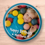 Happy Birthday Modern Simple Star Foto Button<br><div class="desc">Dieses einfache und moderne Design besteht aus Serifentypografie und fügt ein individuelles Foto hinzu.</div>