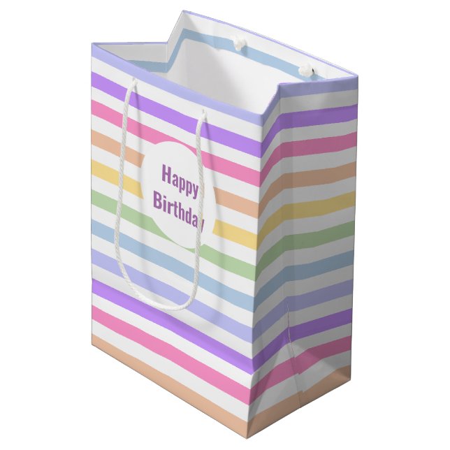 Happy Birthday Pastel Rainbow White Stripes Mittlere Geschenktüte (Vorderseite Schrägansicht)