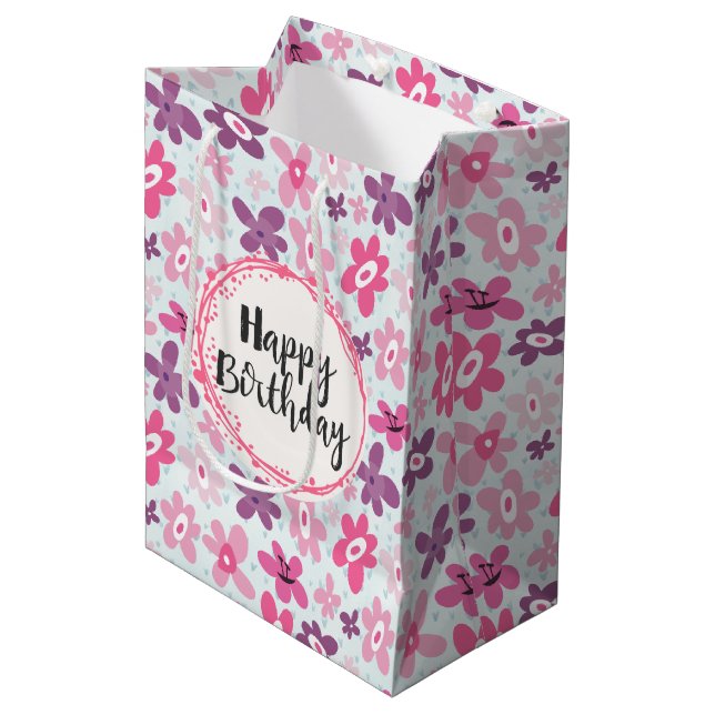 Happy Birthday Pink Blume und Blue Hearts Mittlere Geschenktüte (Vorderseite Schrägansicht)