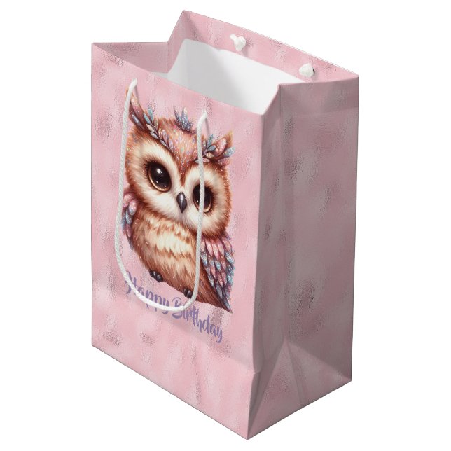 Happy Birthday Pink Brown Owl on Shiny Pink Mittlere Geschenktüte (Vorderseite Schrägansicht)