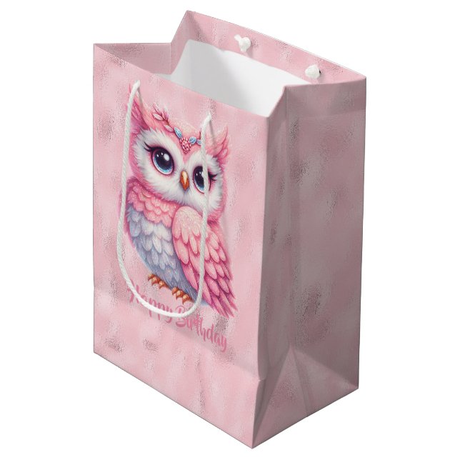 Happy Birthday Pink Owl on Pink Mittlere Geschenktüte (Vorderseite Schrägansicht)