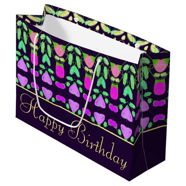 Happy Birthday Plum Lila Gemusterte Geschenktasche Große Geschenktüte (Vorderseite Schrägansicht)