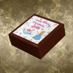 Happy Birthday Princess Keepake oder Geschenkboxen<br><div class="desc">Haben Sie ein Kind der Prinzessin im Haus,  das Geburtstag hat? Hier ist das perfekte Geburtstagsgeschenk,  ein wunderschönes Geschenk oder eine Sake-Box. Sie können den Namen der Prinzessin ändern. Der Blumenhintergrund mit Prinzessin ist ein blaues Kleid und ein mit blauen und weißen Zuckergüssen geschmückter Kuchen.</div>