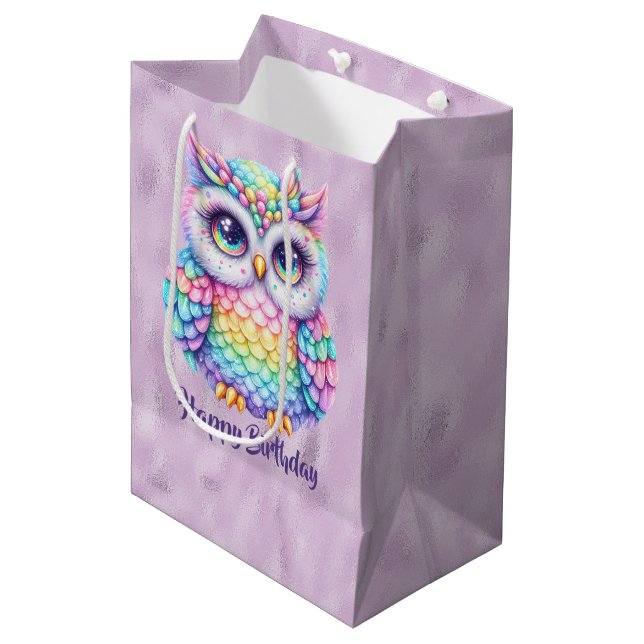 Happy Birthday Rainbow Color Owl auf Lila Mittlere Geschenktüte (Vorderseite Schrägansicht)