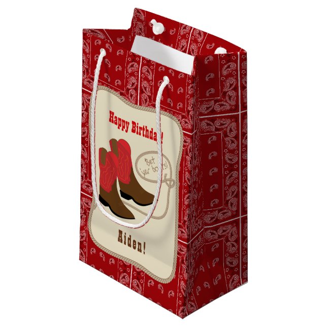 Happy Birthday Red Cowboy Boots & Bandana Kleine Geschenktüte (Vorderseite Schrägansicht)