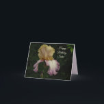 Happy Birthday Sister Iris Foto Card Feiertagskarte<br><div class="desc">Diese schöne Iris hat cremefarbene Blütenblätter, die mit Lavendel und lila gefärbt sind. Die hellen Farben heben sich von den dunklen Blätter des Gartens ab. Neben der Blume erscheint der anpassbare Text "Happy Birthday Sister" in einem schönen, cremefarbenen Skript. In der Karte steht: "Hier ist eine schöne Blume für eine...</div>