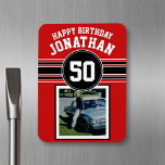 Happy Birthday Sports Stripes with Age - Red Black Magnet<br><div class="desc">Rot, Weiß und Schwarz - Dieses sportliche und Rennstreifen-Design ist perfekt für jeden Sportler, der Hockey, Fußball, Fußball oder Baseball spielt. Sie ändern die Zahlen in Ihre Glückszahl oder sogar ein spezielles Alter für eine Geburtstagsfeier. Ein robustes und männliches Design mit einem Bereich für jedes Jubiläumsdatum - 5., 50., 70....</div>
