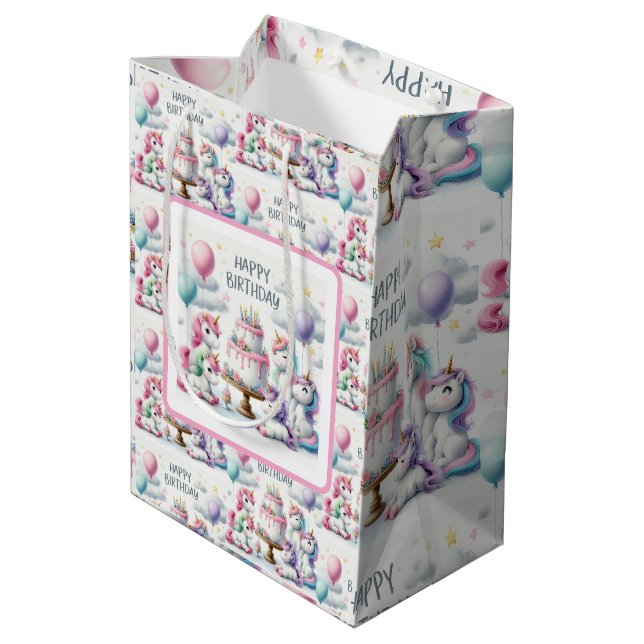 Happy Birthday Unicorn Themed Mittlere Geschenktüte (Rückseite Schrägansicht)