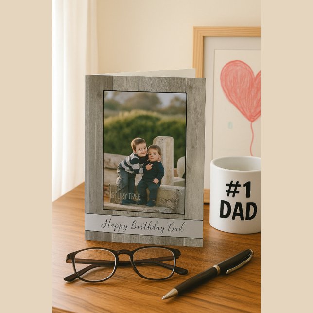 Happy Birthday Vater Rustic Gray Wood Foto Karte (Von Creator hochgeladen)