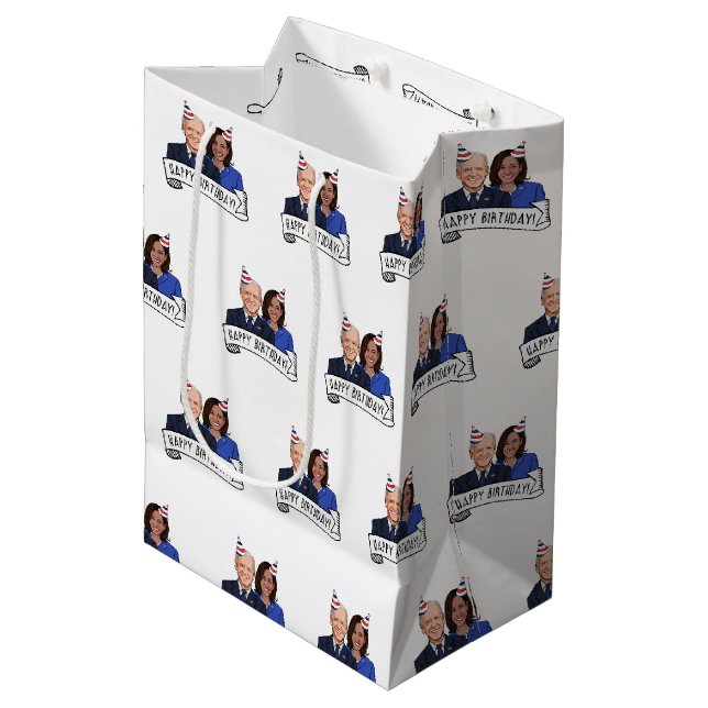Happy Birthday von Joe und Kamala Mittlere Geschenktüte (Vorderseite Schrägansicht)