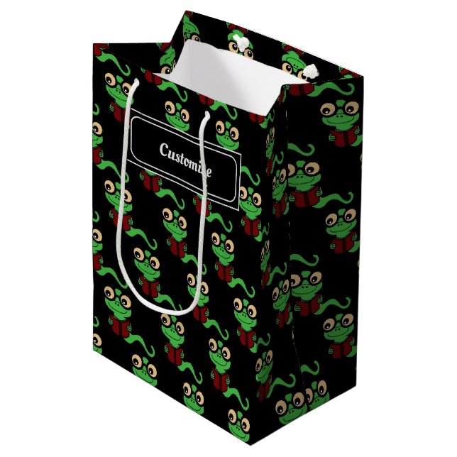 Happy Bookworm Black Mittlere Geschenktüte (Vorderseite Schrägansicht)