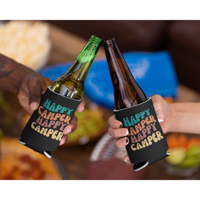 Happy Camper Wavy Retro Farbiger Text Dosenkühler (Von Creator hochgeladen)