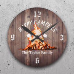 Happy Campers Rustic Bonfire Camping Familienname Runde Wanduhr<br><div class="desc">Happy Campers Rustic Bonfire Camping Familie Name Uhren.</div>