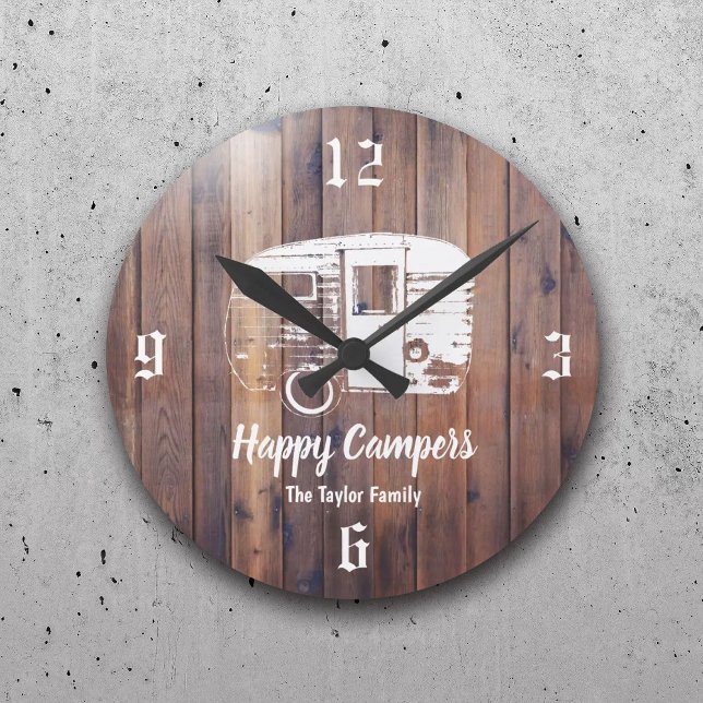 Happy Campers Rustic Camping Trailer Familienname Runde Wanduhr (Von Creator hochgeladen)