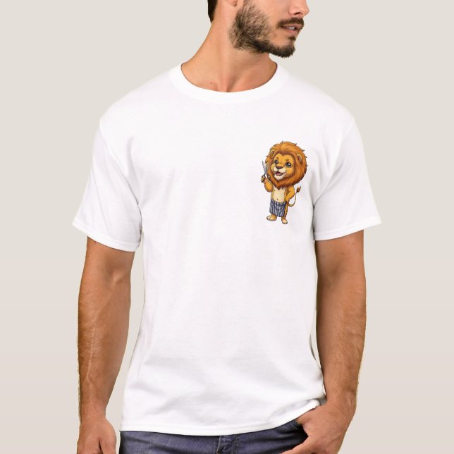 Happy Cartoon Lion Barber Holding Scissors T-Shirt (Vorderseite)