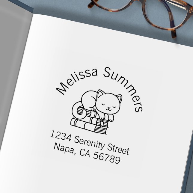 Happy Cat auf dem Stapel der Bücher Adresse Permastempel (Von Creator hochgeladen)