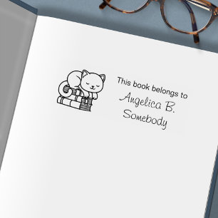 Happy Cat on top of Stack of Books - Buchzeichen Permastempel