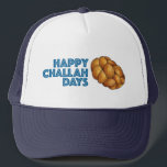 Happy Challah Days Chanukah Hanukkah Brot Loaf Truckerkappe<br><div class="desc">Hat enthält eine originelle Marker-Illustration eines Laib von herausforderndem Brot,  mit HAPPY CHALLAH DAYS in einem lustigen Schriftart. Ideal für den Hanukah Urlaub! Sehen Sie nicht,  wonach Sie suchen? Brauchen Sie Hilfe bei der Anpassung? Kontaktieren Sie Rebecca,  um etwas für Sie entworfen zu haben.</div>