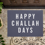 Happy Challah Days | Funny Holiday Chanukah Fußmatte<br><div class="desc">Fügen Sie Ihrem Eintritt in dieser Saison mit dieser sonnigen Haustür etwas Spaß hinzu. Das Design zeigt "Happy Challah Days" in der modernen weißen Blocktypografie auf einem rauchblauen Hintergrund.</div>