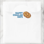 Happy Challah Days Hanukka Chanukah Brot Runder Aufkleber<br><div class="desc">Eine originelle Marker-Illustration eines Laib geflochtenen herausfordernden Brotes,  mit HAPPY CHALLAH DAYS in einem lustigen Schriftart. Gut für Hanukkah! Diese Abbildung ist auch auf anderen Produkten verfügbar. Sehen Sie nicht,  wonach Sie suchen? Brauchen Sie Hilfe bei der Anpassung? Kontaktieren Sie Rebecca,  um etwas für Sie entworfen zu haben.</div>