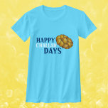 Happy Challah Days Hanukkah Chanukah Holiday Brot T-Shirt<br><div class="desc">Das Hemd zeigt eine originelle Marker-Illustration eines Laib von herausforderndem Brot,  mit HAPPY CHALLAH DAYS in einem lustigen Schriftart. Gut für Hanukkah! Sehen Sie nicht,  wonach Sie suchen? Brauchen Sie Hilfe bei der Anpassung? Kontaktieren Sie Rebecca,  um etwas für Sie entworfen zu haben.</div>