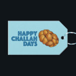 Happy Challah Days Hanukkah Chanukah Holiday Geschenkanhänger<br><div class="desc">Das Geschenktag zeigt eine originelle Marker-Illustration eines Laib von herausforderndem Brot, mit HAPPY CHALLAH DAYS in einem lustigen Schriftart. Gut für Hanukkah Geschenke! Diese Abbildung ist auch auf anderen Produkten verfügbar. Sehen Sie nicht, wonach Sie suchen? Brauchen Sie Hilfe bei der Anpassung? Kontaktieren Sie Rebecca, um etwas für Sie entworfen...</div>