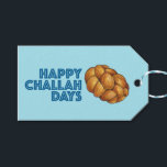 Happy Challah Days Hanukkah Chanukah Holiday Geschenkanhänger<br><div class="desc">Das Geschenktag zeigt eine originelle Marker-Illustration eines Laib von herausforderndem Brot, mit HAPPY CHALLAH DAYS in einem lustigen Schriftart. Gut für Hanukkah Geschenke! Diese Abbildung ist auch auf anderen Produkten verfügbar. Sehen Sie nicht, wonach Sie suchen? Brauchen Sie Hilfe bei der Anpassung? Kontaktieren Sie Rebecca, um etwas für Sie entworfen...</div>