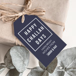 Happy Challah Days | Moderne Minimalistische Hanuk Geschenkanhänger<br><div class="desc">Fügen Sie Ihren Geschenken eine moderne und doch freche Touch hinzu,  diese Hanukkah mit diesen Mitternachtsblauen und weißen Geschenketiketten. Design bietet "Happy Challah Days" in sauberer,  moderner weißer Schrift mit anpassbarem Text darunter.</div>