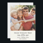 Happy Challah Days Modernes Hanukkah Trendy Foto Feiertagskarte<br><div class="desc">Happy Challah Days! Diese einfache moderne hanukkah-Karte bietet neben einem eigenen Schreibmaschinenbrief Ihr Lieblings-Foto sowie eine skurrile Herausforderung Brot und botanische Zweigbild. Auf der Rückseite ist ein kariertes,  warmes,  rotes Lumberjack-Muster.</div>