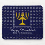 HAPPY CHANUKAH Liebe Joy Peace BLUE Hebrew Mousepad<br><div class="desc">Farbenfrohe festliche MOUSEPAD mit Imitate silberner Star von David in subtilen Hintergrundmuster. Eine goldfarbene Menorah befindet sich in einer quadratischen Box in der Mitte. Es gibt einen anpassbaren Platzhaltertext, der HAPPY HANUKKAH in weißer Typografie sagt. Dieser Text kann personalisiert sein, sodass Sie den Gruß ändern können (zB Happy Chanukah) und...</div>